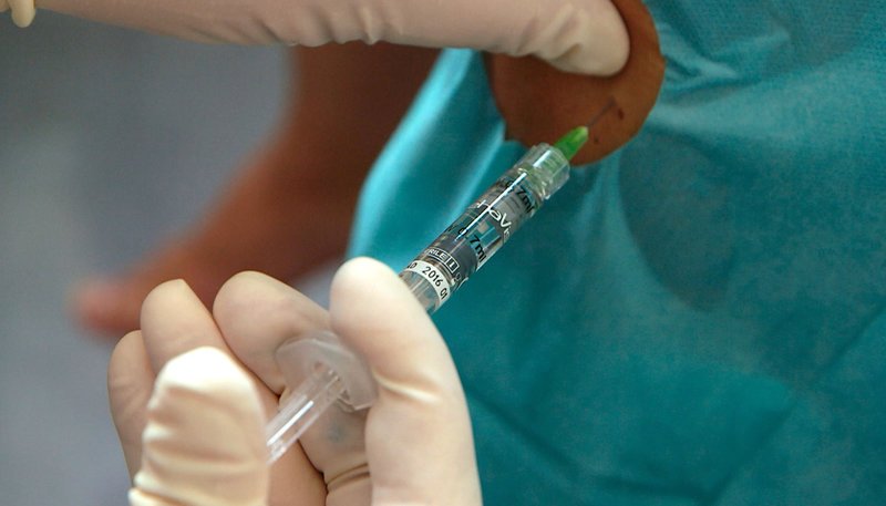 Eine Doppelkammer-Spritze mit zwei verschiedenen Hyaluronsäuren kann den Gelenkverschleiß hinauszögern. – Bild: ZDF und SWR Eine Doppelkammer-Spritze mit zwei verschiedenen Hyaluronsäuren kann den Gelenkverschleiß hinauszögern. – Bild: ZDF und SWR