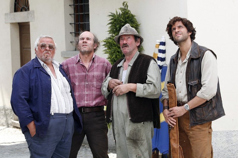 Beat (Pasquale Aleardi, r.) steht mit Senner Göpf (Herbert Leiser, 2.v.r.), Bauer Lorenz (Albert Tanner, l.) und Imker Marko (Manfred Liechti, 2.v.l.) auf dem Dorfplatz, als Paula an ihrem Pensionsfenster erscheint. Grimmig schauen sie hinauf, nur Beat scheint interessiert. – Bild: Sat.1 Eigenproduktionsbild frei Beat (Pasquale Aleardi, r.) steht mit Senner Göpf (Herbert Leiser, 2.v.r.), Bauer Lorenz (Albert Tanner, l.) und Imker Marko (Manfred Liechti, 2.v.l.) auf dem Dorfplatz, als Paula an ihrem Pensionsfenster erscheint. Grimmig schauen sie hinauf, nur Beat scheint interessiert. – Bild: Sat.1 Eigenproduktionsbild frei