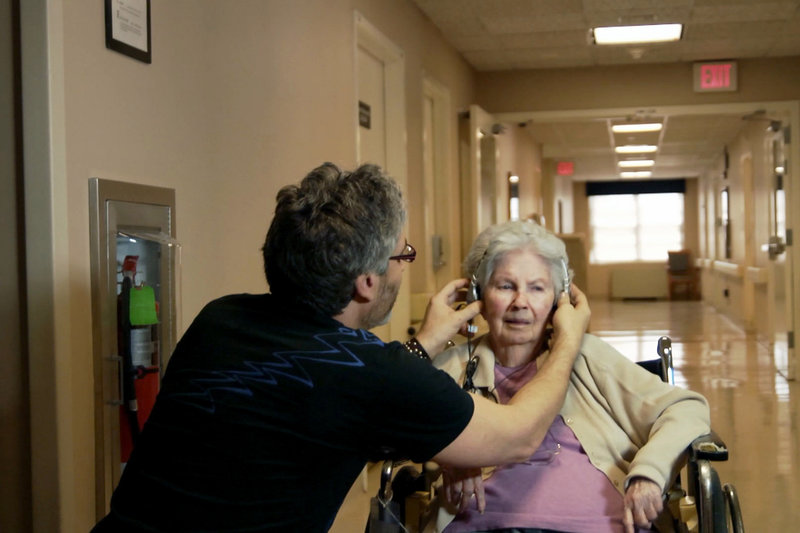 Alive Inside - Musik gegen Alzheimer – Bild: ZDF /​ © Bond360