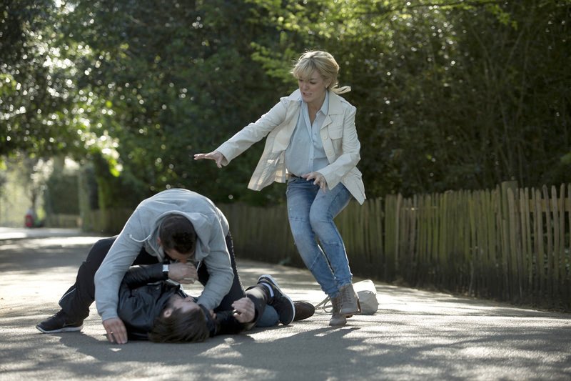 Als Sallys (Sheridan Smith) Verlobter Ryan (Sean Maguire, Mi.) von Carl (David Morrissey, liegend) erfährt, verliert er komplett die Nerven. – Bild: ARTE France /​ © NBC Universal