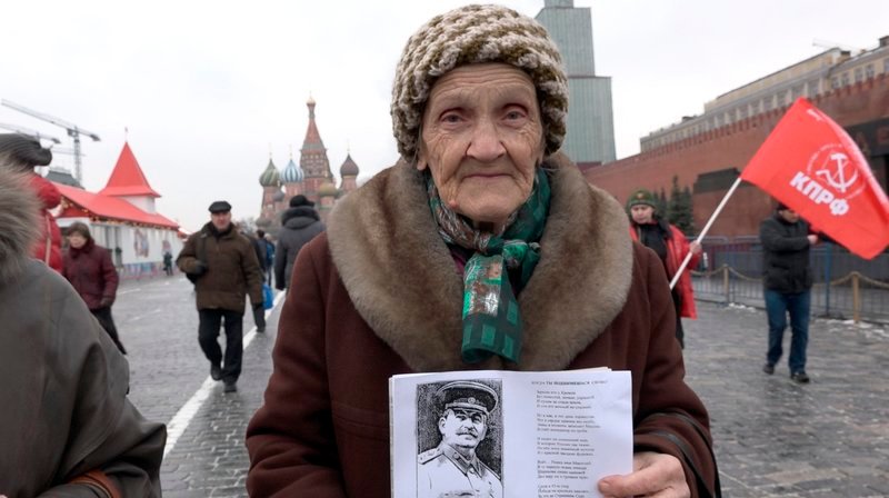 Stalin ist für viele Russen noch immer ein Held und wird als Großer Führer verehrt. – Bild: MDR/​Sander Snoep/​Zeppers Film