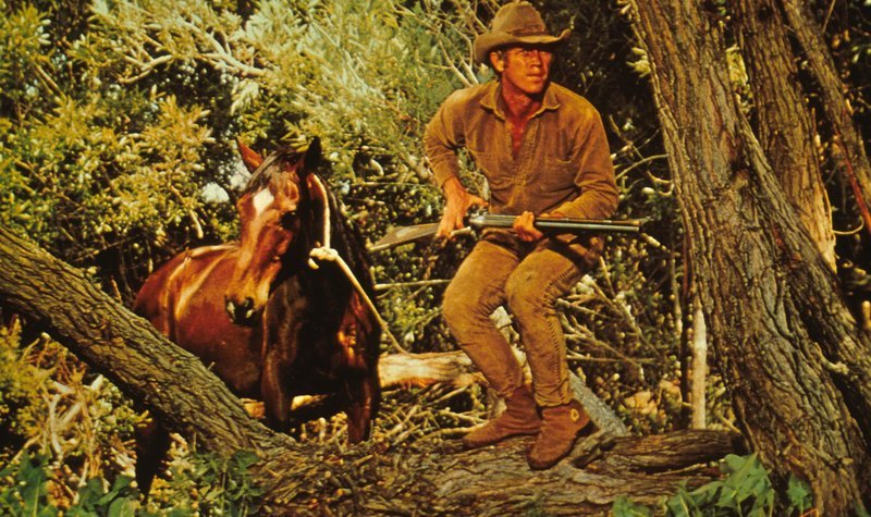 Max Sand (Steve McQueen) ist ein Halbblut. Sein Vater ist ein weißer Farmer, seine Mutter eine Indianerin. Nach der brutalen Ermordung seiner Eltern macht Max sich auf die Suche nach den sadistischen Killern, um Rache zu üben. – Bild: Studiocanal Max Sand (Steve McQueen) ist ein Halbblut. Sein Vater ist ein weißer Farmer, seine Mutter eine Indianerin. Nach der brutalen Ermordung seiner Eltern macht Max sich auf die Suche nach den sadistischen Killern, um Rache zu üben. – Bild: Studiocanal