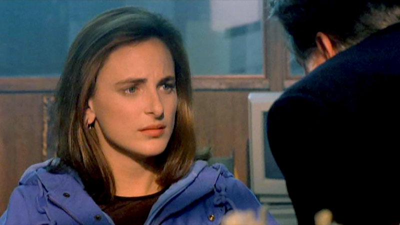 Durch einen Zufall gerät die junge Jullian (Marlee Matlin) in das Visier des korrupten Polizisten Brock (Martin Sheen). Dieser setzt alles daran, um an eine wertvolle Goldmünze zu gelangen, die sich im Besitz der gehörlosen Frau befindet. – Bild: RTL II Durch einen Zufall gerät die junge Jullian (Marlee Matlin) in das Visier des korrupten Polizisten Brock (Martin Sheen). Dieser setzt alles daran, um an eine wertvolle Goldmünze zu gelangen, die sich im Besitz der gehörlosen Frau befindet. – Bild: RTL II