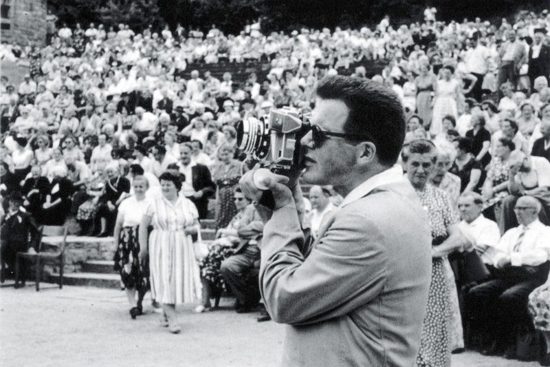Mit der Verhaftung am 24. April 1974 endete das Doppelleben des Günter Guillaume. Vier Jahre war er der unauffällige, diensteifrige Referent im Bundeskanzleramt und gleichzeitig „Kundschafter“ der Hauptverwaltung Aufklärung des DDR Geheimdienstes. Die Affäre „G.“ löste eine mittlere Staatskrise aus und war der Anlass zum Rücktritt von Bundeskanzler Willy Brandt. – Günter Guillaume 60er Jahre – Bild: mdr/rbb/Pierre Boom Mit der Verhaftung am 24. April 1974 endete das Doppelleben des Günter Guillaume. Vier Jahre war er der unauffällige, diensteifrige Referent im Bundeskanzleramt und gleichzeitig „Kundschafter“ der Hauptverwaltung Aufklärung des DDR Geheimdienstes. Die Affäre „G.“ löste eine mittlere Staatskrise aus und war der Anlass zum Rücktritt von Bundeskanzler Willy Brandt. – Günter Guillaume 60er Jahre – Bild: mdr/rbb/Pierre Boom