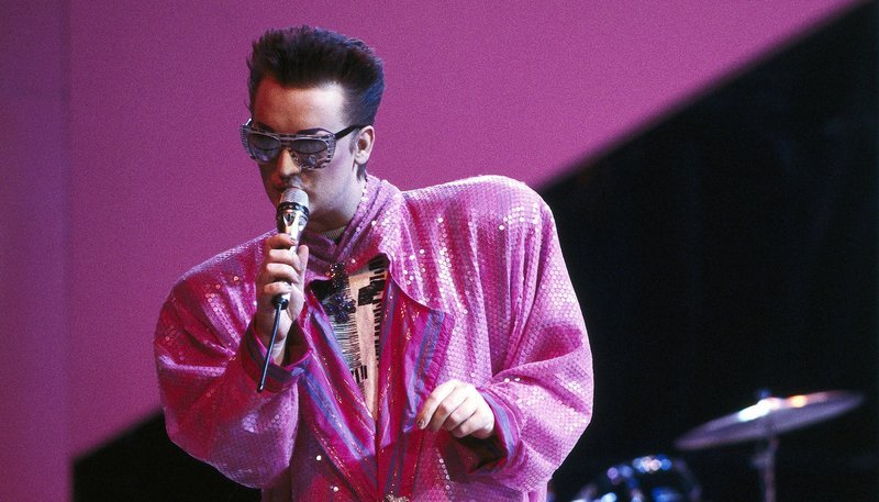 Die Mode der 80er: breite Schulterpolster waren angesagt. Auftritt des britischen Sängers Boy George, Ende der 80er. – Bild: WDR/Interfoto Die Mode der 80er: breite Schulterpolster waren angesagt. Auftritt des britischen Sängers Boy George, Ende der 80er. – Bild: WDR/Interfoto