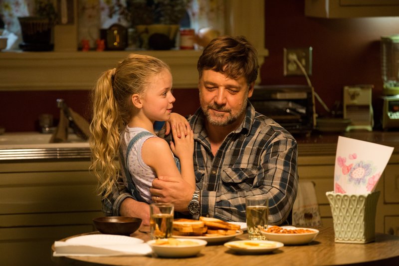 Von links nach rechts: Katie (Kylie Rogers) und ake Davis (Russell Crowe). – Bild: Telepool Von links nach rechts: Katie (Kylie Rogers) und ake Davis (Russell Crowe). – Bild: Telepool