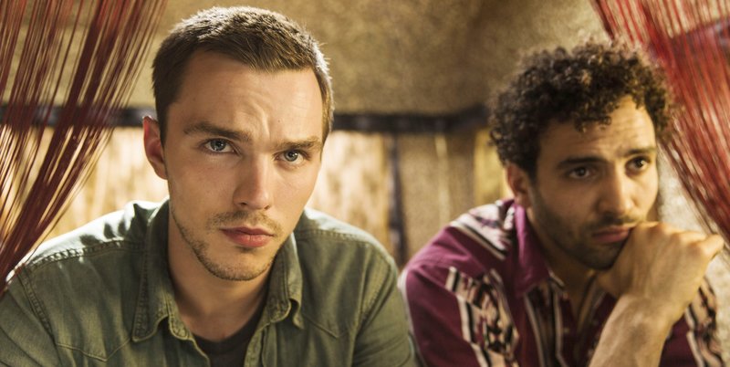 Casey (Nicholas Hoult, l.) und Matthias (Marwan Kenzari) hatten dem Drogenhandel eigentlich abgeschworen. Als Casey allerdings eine große Summe Geld benötigt, um seine Freundin zu retten, sieht er keinen anderen Weg, als wieder ins Geschäft einzusteigen. – Bild: RTL Casey (Nicholas Hoult, l.) und Matthias (Marwan Kenzari) hatten dem Drogenhandel eigentlich abgeschworen. Als Casey allerdings eine große Summe Geld benötigt, um seine Freundin zu retten, sieht er keinen anderen Weg, als wieder ins Geschäft einzusteigen. – Bild: RTL