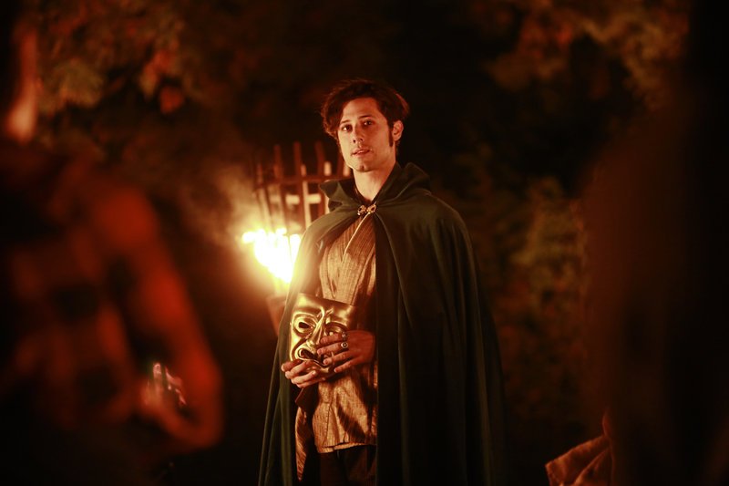 Eliot (Hale Appleman) und die übrigen Schüler der höheren Semester schicken die Erstsemesterstudenten von einer Aufgabe in die nächste. Und jede bringt die Studenten immer wieder an ihre Grenzen … – Bild: 2015 Syfy Media Productions LLC. ALL RIGHTS RESERVED. Lizenzbild frei