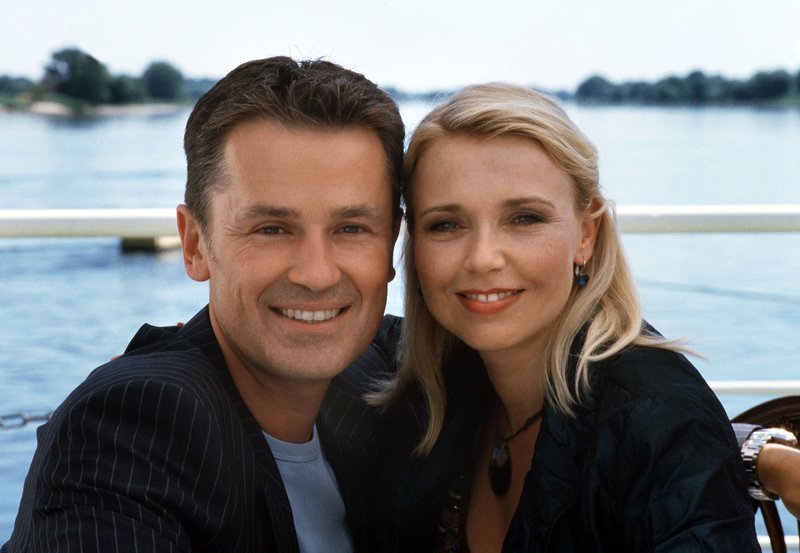 Ein glückliches Paar: Paula (Tina Ruland) und ihr Mann Thomas (Timothy Peach). – Bild: MDR/Degeto/Norbert Kuhröber Ein glückliches Paar: Paula (Tina Ruland) und ihr Mann Thomas (Timothy Peach). – Bild: MDR/Degeto/Norbert Kuhröber