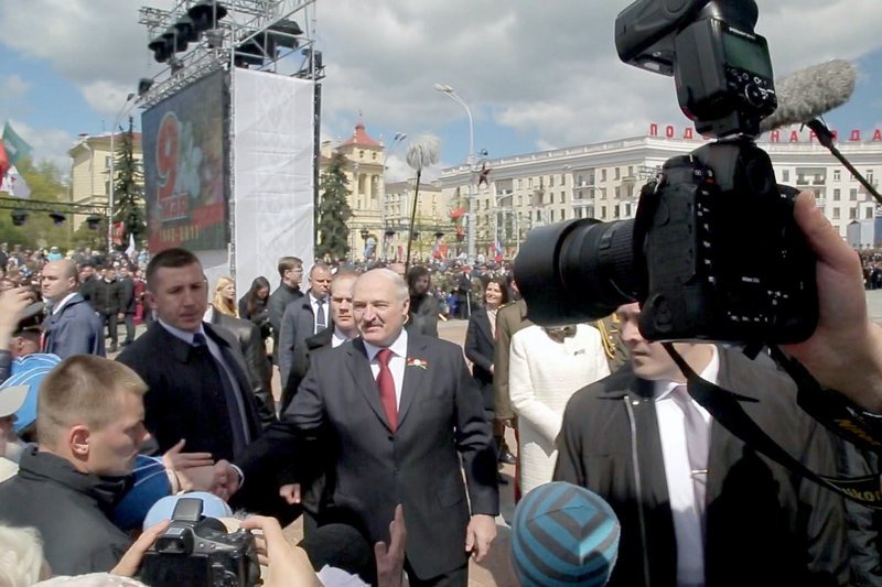 Seit 1994 regiert Präsident Alexander Lukaschenko (Mi.) Weißrussland in absoluter Alleinherrschaft – als ob die Sowjetunion niemals untergegangen wäre. – Bild: ARTE France 
