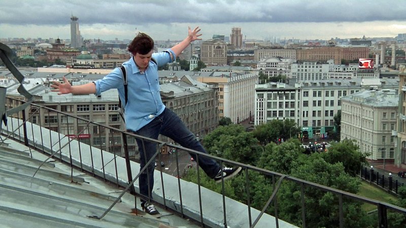 Die „Roofer“ begeben sich bei Wind und Wetter in lebensbedrohliche Situationen. Ein Balance-Akt am Rande eines Hochausdaches gehört für sie einfach dazu. – Bild: N24 Doku
