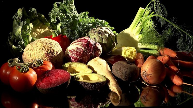 Die Supermärkte quellen über. Immer reichhaltiger, immer vielfältiger wird das Angebot an Lebensmitteln. Aber was tut der Gesundheit wirklich gut? Dass zu viel Fett und zu viel Zucker in der Ernährung Schaden anrichten können, ist längst bekannt. Aber welche Art von Kohlenhydraten ist vorteilhaft, welche eher bedenklich? Welche Eiweiße sind gut für den Körper und welche Fette? – Verschiedene Gemüsesorten sind ein Muss für jede ausgewogene Ernährung. – Bild: BR/rbb Die Supermärkte quellen über. Immer reichhaltiger, immer vielfältiger wird das Angebot an Lebensmitteln. Aber was tut der Gesundheit wirklich gut? Dass zu viel Fett und zu viel Zucker in der Ernährung Schaden anrichten können, ist längst bekannt. Aber welche Art von Kohlenhydraten ist vorteilhaft, welche eher bedenklich? Welche Eiweiße sind gut für den Körper und welche Fette? – Verschiedene Gemüsesorten sind ein Muss für jede ausgewogene Ernährung. – Bild: BR/rbb
