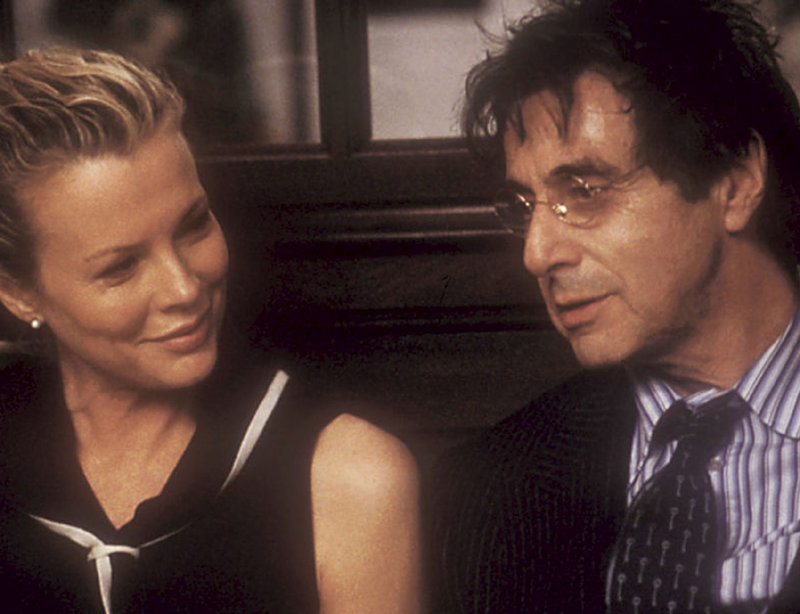 Die einzige Person, der Eli (Al Pacino) noch vertrauen kann, ist Victoria (Kim Basinger), die Frau seines toten Bruders. – Bild: ZDF und Demmie Todd Die einzige Person, der Eli (Al Pacino) noch vertrauen kann, ist Victoria (Kim Basinger), die Frau seines toten Bruders. – Bild: ZDF und Demmie Todd