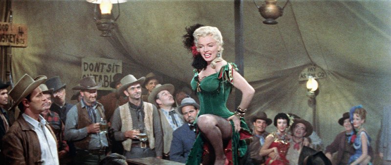Die hübsche Barsängerin Kay (Marilyn Monroe) verzaubert die Männer des Wilden Westens … – Bild: KIRCH MEDIA GMBH & CO KG AA
