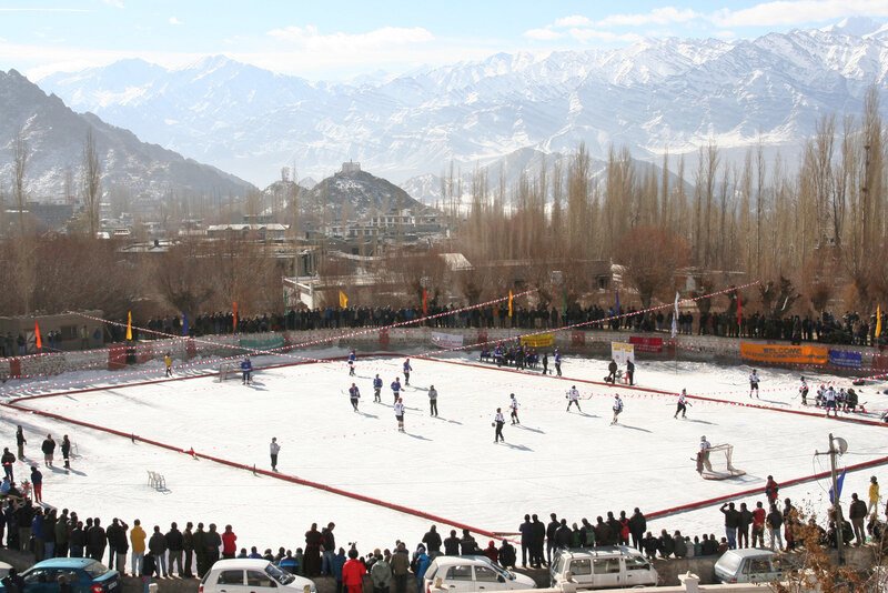 Eishockey vor großer Kulisse auf fast 4.000 Metern. Das zentrale Eisfeld in Leh, dem Hauptort der indischen Himalaya-Region Ladakh. – Bild: ARTE /​ © Medienkontor/​Stefan Richts