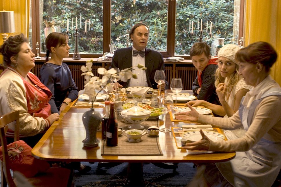 Familientreffen bei Zimmermann (Adam Oest, Tom Schilling, Julia Dietze, Marlen Diekhoff) – Bild: NDR / Gordon Photographie