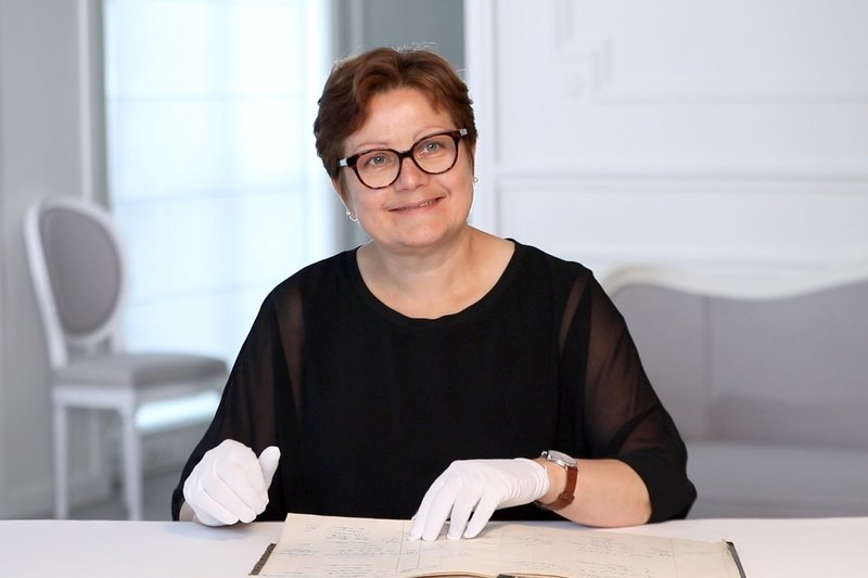 Florence Chehet, Atelierleiterin für leichte Waren. – Bild: ARTE /​ © Bangumi /​ © Bangumi