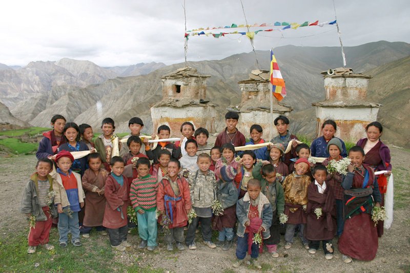 Das tibetisch-sprachige Dolpo im Nordwesten Nepals gehört zu den abgeschiedensten Gegenden der Welt. Auch die Kinder in der Schule in Saldang freuen sich auf die Rückkehr des geistigen Führers. – Bild: ZDF /​ © Martin Hoffmann