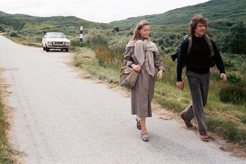 L-R: Katherine (Romy Schneider) und Roddy (Harvey Keitel) fliehen vor den Reportern in die Natur. – Bild: ARTE France /​ © Etienne George