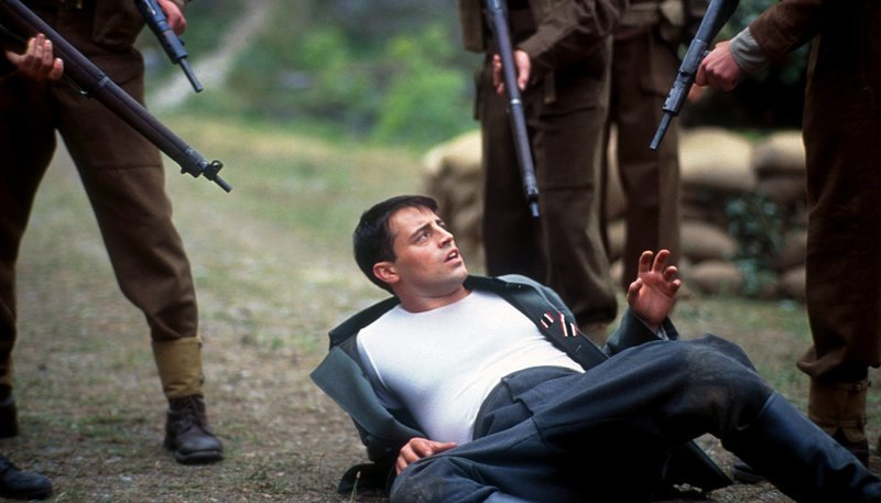 Der amerikanische Major O’Rourke (Matt LeBlanc) wird nach seiner Flucht von britischen Soldaten aufgegriffen. – Bild: ZDF und ARD Degeto/​Constantin Film.