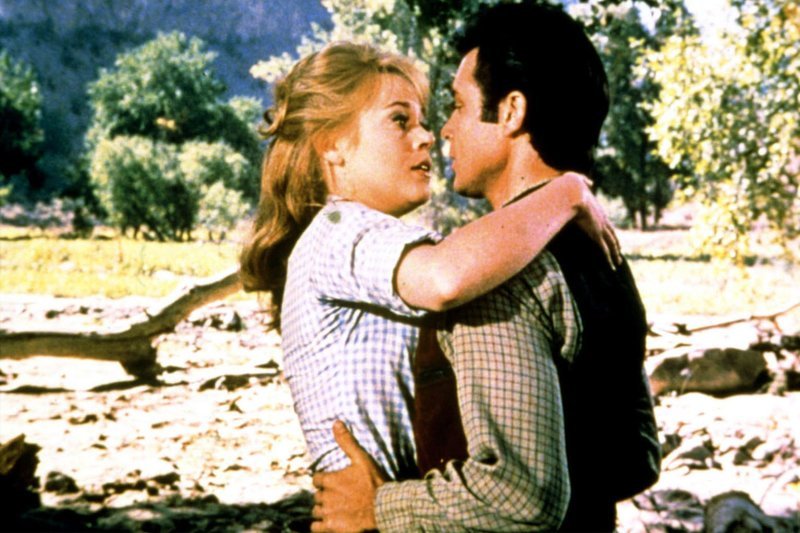 Cat Ballou (Jane Fonda) verliebt sich in den kleinen Gauner Clay Boone (Michael Callan). – Bild: MDR/​MDR/​Sony