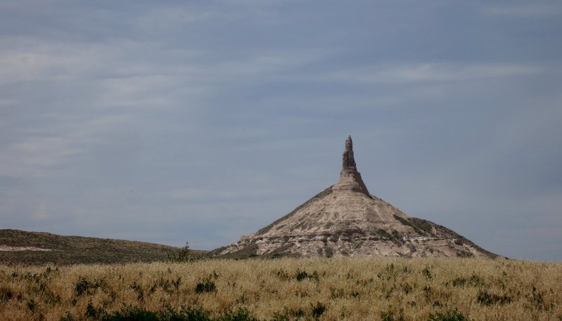 Chimney Rock, Nebraska: Der markante „Kaminfelsen“ war für die westwärts ziehenden Siedler auf dem Oregon Trail ein weithin sichtbares Etappenziel. – Bild: BR/​SR/​Karl Teuschl