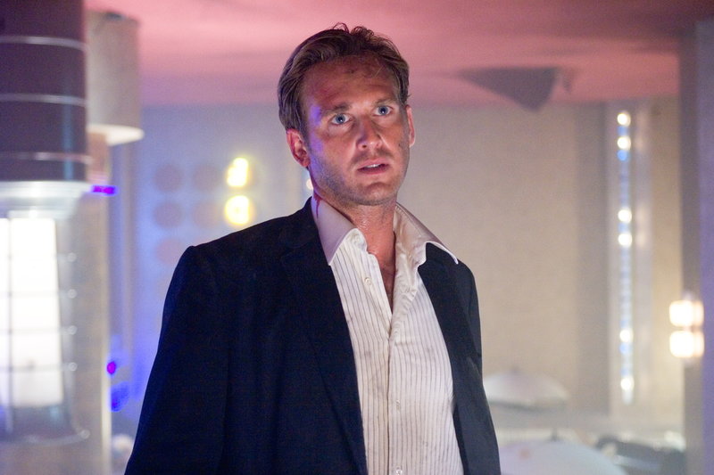 Der professionelle Kartenspieler Dylan Johns (Josh Lucas), gewohnt auf sich selbst gestellt zu sein, ignoriert die Anweisungen des Kapitäns im Ballsaal auf Rettung zu warten und macht sich allein auf die Suche nach einem Ausweg ... – Bild: Warner Brothers International Television Distribution Inc. Lizenzbild frei Der professionelle Kartenspieler Dylan Johns (Josh Lucas), gewohnt auf sich selbst gestellt zu sein, ignoriert die Anweisungen des Kapitäns im Ballsaal auf Rettung zu warten und macht sich allein auf die Suche nach einem Ausweg ... – Bild: Warner Brothers International Television Distribution Inc. Lizenzbild frei