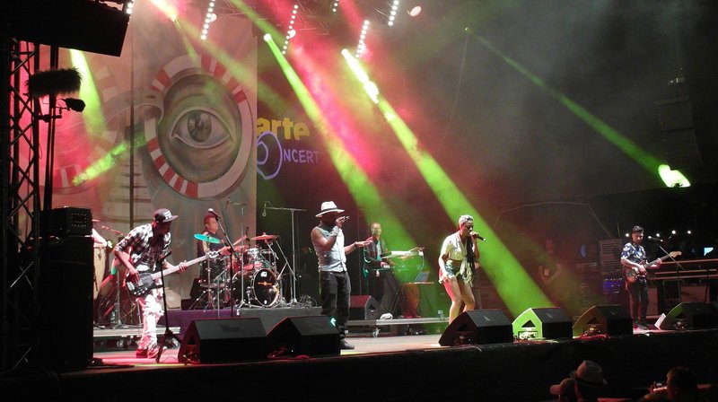 Die afrokolumbianischen Band Profetas live auf der Bühne beim Rudolstadt Festival 2016. – Bild: MDR/​Jörg M. Unger