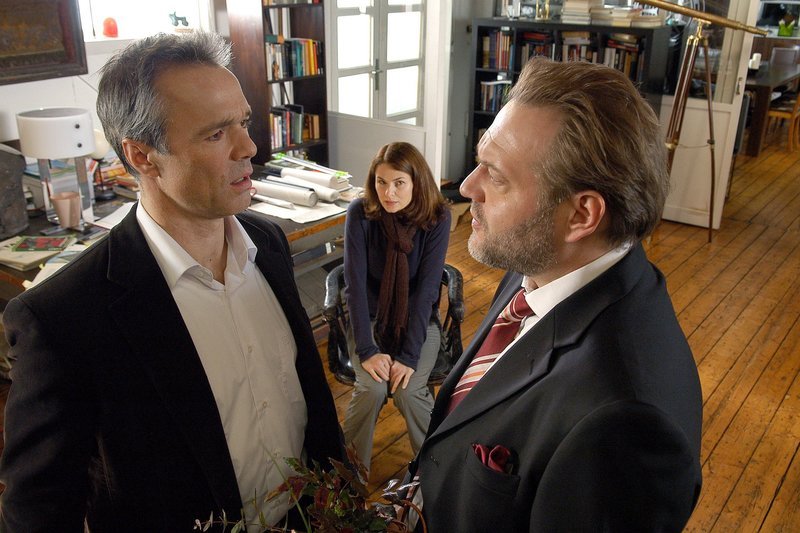 Chris (Hannes Jaenicke) und Edgar (Jan-Gregor Kremp) stehen sich gegenüber und halten jeweils einen Strauß in der Hand. Sie streiten sich um Lisa (Barbara Auer). – Bild: NDR/​Nicolas Maack