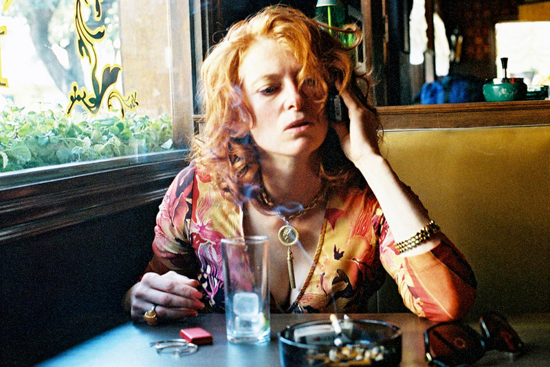 Auf der Flucht nach Mexiko: Julia (Tilda Swinton) braucht erstmal einen Drink. – Bild: ARD / © StudioCanal Auf der Flucht nach Mexiko: Julia (Tilda Swinton) braucht erstmal einen Drink. – Bild: ARD / © StudioCanal