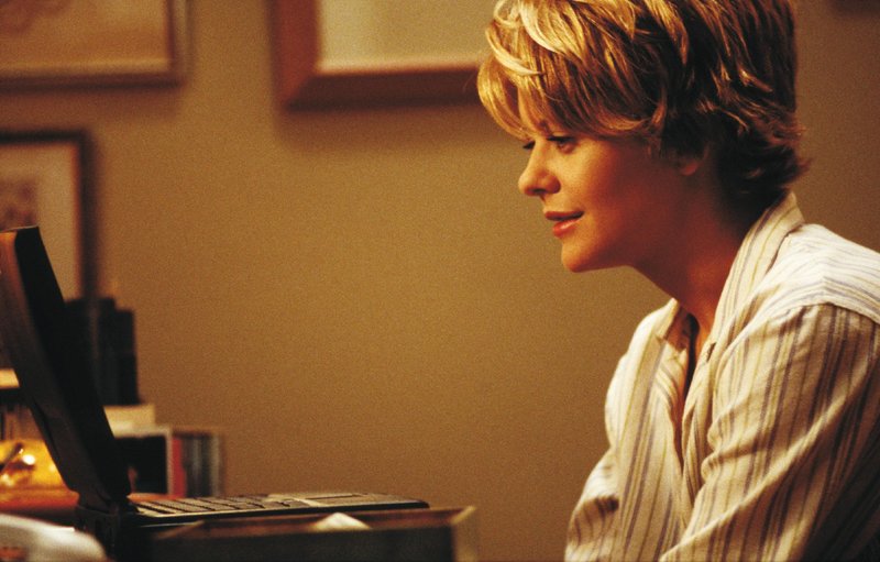 Als Shopgirl schreibt sich Kathleen (Meg Ryan) anonyme E-Mails mit einem Unbekannten, der eine große Faszination auf sie ausübt. – Bild: VOX / Warner Bros Als Shopgirl schreibt sich Kathleen (Meg Ryan) anonyme E-Mails mit einem Unbekannten, der eine große Faszination auf sie ausübt. – Bild: VOX / Warner Bros
