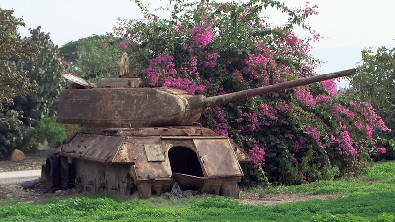 Ein überflüssig gewordener Panzer erinnert im Friedenspark im Mündungsgebiet von Jarmuk und Jordan an die einst auf dem Territorium geführten, gewaltsamen Auseinandersetzungen. – Bild: ARTE France 