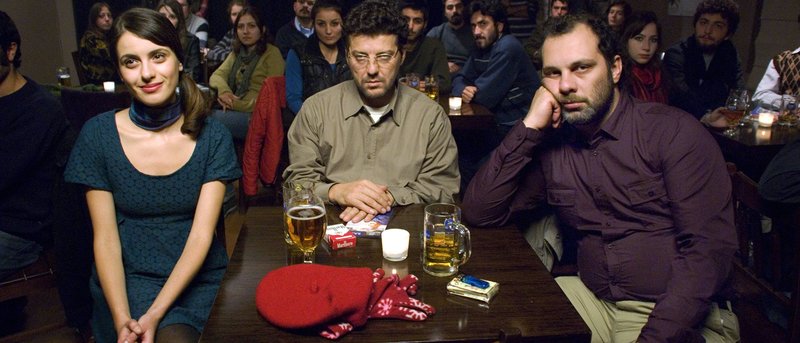 WDR Fernsehen OUR GRAND DESPAIR Spielfilm, Türkei/Deutschland/Niederlande, 2010, Buch und Regie Seyfi Teoman am Donnerstag (13.06.13) um 23:15 Uhr. Nihal (Gunes Sayin, l) hat Ender (Ilker Aksum, M)) und Cetin (Fatih Al, r) zu einem Liederabend ihres ersten Freundes mitgenommen. – Bild: WDR/unafilm WDR Fernsehen OUR GRAND DESPAIR Spielfilm, Türkei/Deutschland/Niederlande, 2010, Buch und Regie Seyfi Teoman am Donnerstag (13.06.13) um 23:15 Uhr. Nihal (Gunes Sayin, l) hat Ender (Ilker Aksum, M)) und Cetin (Fatih Al, r) zu einem Liederabend ihres ersten Freundes mitgenommen. – Bild: WDR/unafilm