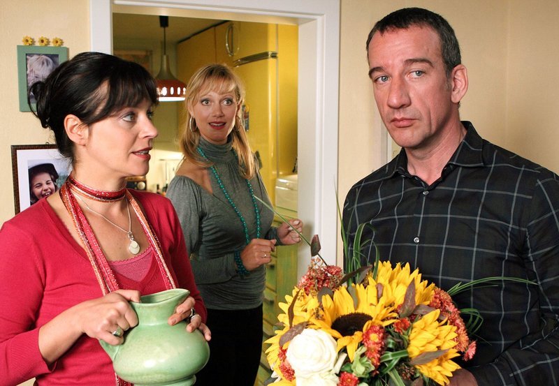 Matthias Winkelmann (Heio von Stetten) will bei Lotte Wagner (Jule Ronstedt) Blumen sprechen lassen – sehr zur Freude von deren bester Freundin Britta Pätzke (Anna Schudt, Mitte). – Bild: rbb/​ARD Degeto/​Frank Hempel