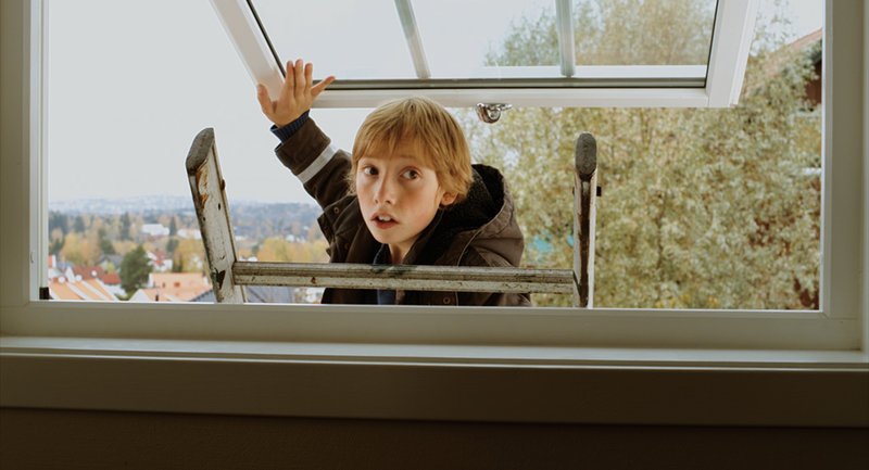 Jo (Ask van der Hagen) steigt durch ein Dachfenster in Tom Eriks (Jostein Sranes Brox) Haus ein. – Bild: MDR/​drei-Freunde Filmverleih