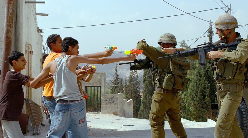 Es ist 2002, die Zeit der zweiten Intifada. – Bild: WDR/​Zorro Film