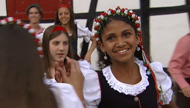 Maedchen in Tracht bei Fest in Blumenau. – Bild: SWR