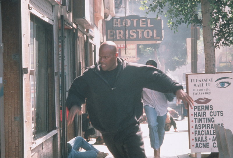 Auf seinen Kopf sind 10 Millionen Dollar ausgesetzt: James Dunn (Keenen Ivory Wayans) ... – Bild: New Line Cinema Lizenzbild frei Auf seinen Kopf sind 10 Millionen Dollar ausgesetzt: James Dunn (Keenen Ivory Wayans) ... – Bild: New Line Cinema Lizenzbild frei