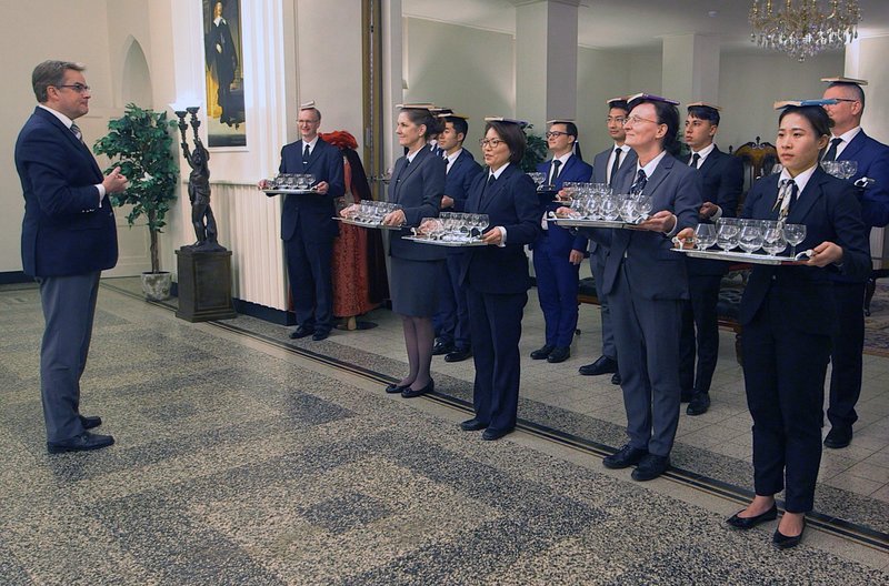 In der Ausbildung lernen die angehenden Butler das Servieren mit einem Silbertablett und den aufrechten Gang mit Hilfe eines Buches auf dem Kopf. – Bild: arte In der Ausbildung lernen die angehenden Butler das Servieren mit einem Silbertablett und den aufrechten Gang mit Hilfe eines Buches auf dem Kopf. – Bild: arte