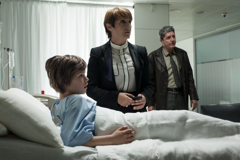 Patricia (Blanca Portillo) ist eine Rechtsanwältin, deren Leben kurzzeitig stillzustehen scheint, als ihr kleiner Sohn Victor (Marc Domčnech) spurlos verschwindet. Doch nach wenigen Stunden der Suche wird der taubstumme Junge ausfindig gemacht und kann seiner Mutter vermitteln, dass ein Mann ihn versucht hatte zu entführen. – Bild: Koch Media GmbH Patricia (Blanca Portillo) ist eine Rechtsanwältin, deren Leben kurzzeitig stillzustehen scheint, als ihr kleiner Sohn Victor (Marc Domčnech) spurlos verschwindet. Doch nach wenigen Stunden der Suche wird der taubstumme Junge ausfindig gemacht und kann seiner Mutter vermitteln, dass ein Mann ihn versucht hatte zu entführen. – Bild: Koch Media GmbH