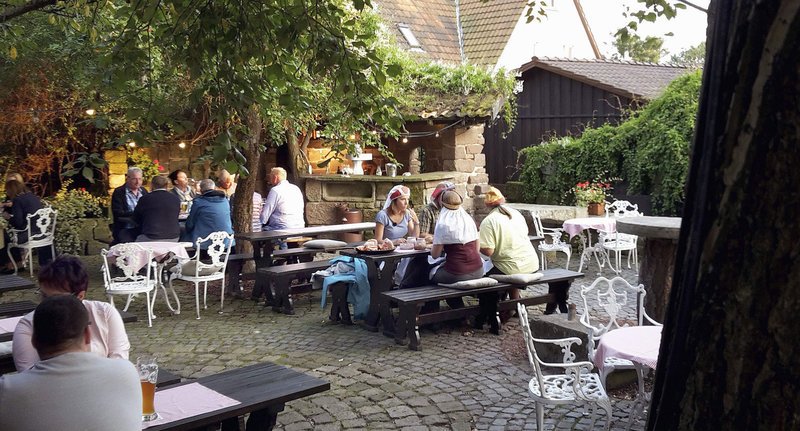 Ein mittelalterliches Gelage in Emstal zählt zu den kulinarischen Besonderheiten einer Wanderstrecke am Habichtswaldsteig. – Bild: BR/​HR/​Karin Kedem /​ Karin Kedem