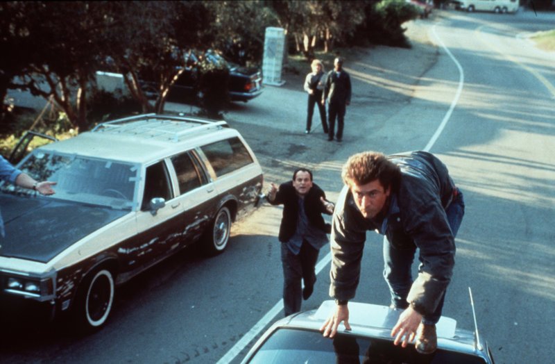 Der Polizist Riggs (Mel Gibson, r.) gibt wirklich alles, wenn es um die Beschattung eines Kronzeugen geht … – Bild: Warner Brothers International Lizenzbild frei
