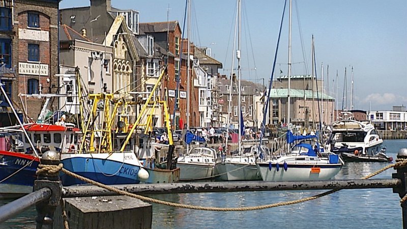 Blick auf Weymouth, eine Küstenstadt in der südwestenglischen Grafschaft Dorset. – Bild: ZDF und HR Blick auf Weymouth, eine Küstenstadt in der südwestenglischen Grafschaft Dorset. – Bild: ZDF und HR