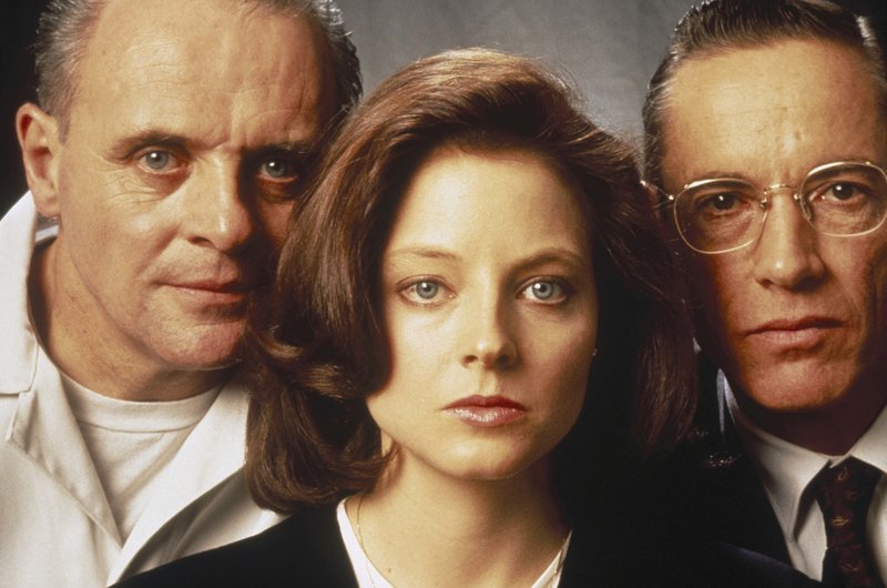 Anthony Hopkins as Dr. Hanibal Lecter, Jodie Foster as Clarice Starling and Lawrence A. Bonney as FBI Instructor – Bild: Servus TV Anthony Hopkins as Dr. Hanibal Lecter, Jodie Foster as Clarice Starling and Lawrence A. Bonney as FBI Instructor – Bild: Servus TV