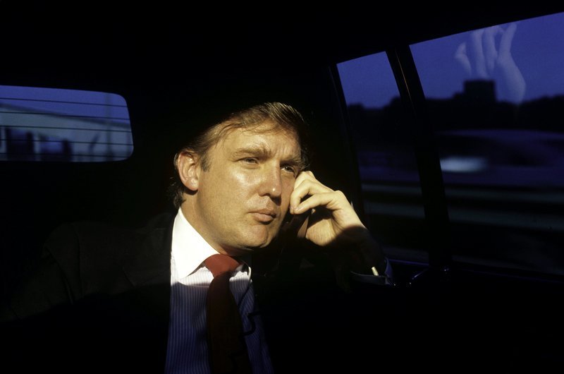 August 1987: Donald Trump, Immobilienmogul, Unternehmer und Milliardär, pendelt in seiner Limousine durch New York City. – Bild: ORF