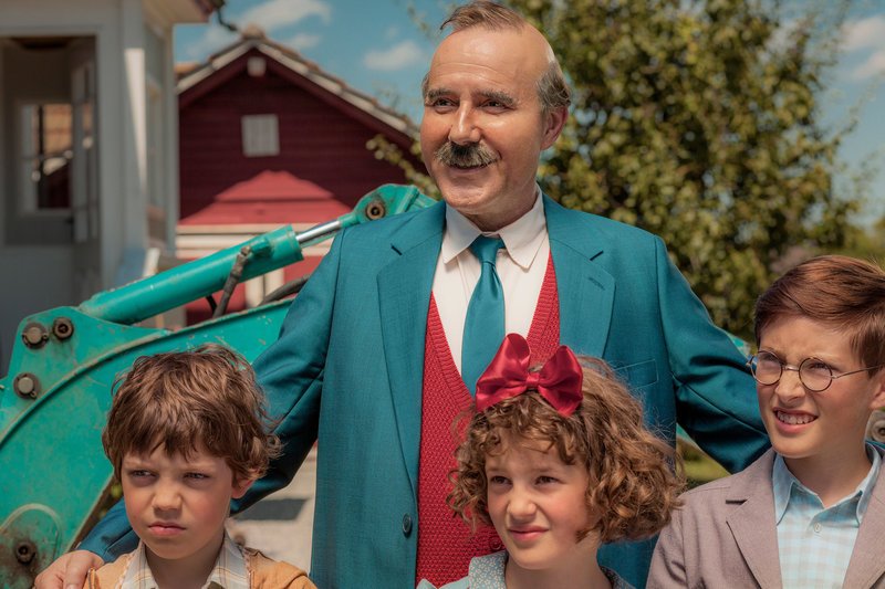 Papa Moll
Stefan Kurt als Papa Moll mit seinen Kindern (v.l.n.r.): Macwell Mare als Fritz, Luna Paiano aols Evi und Yven Hess als Willy
SRF/​Zodiac Pictures Ltd. – Bild: SRF1