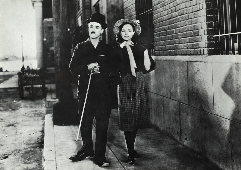 Charlie (Charles Chaplin) und das Mädchen (Paulette Goddard) sind von dem Tage an, an dem sie sich kennengelernt haben, unzertrennlich. – Bild: ZDF und Tobis