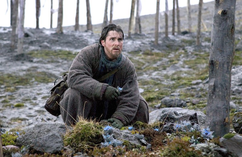 Bruce Wayne (Christian Bale) versucht sich im Himalaya seinen Ängsten endlich zu stellen. – Bild: Turner /​ (C) WARNER BROS. ENTERTAINMENT INC.