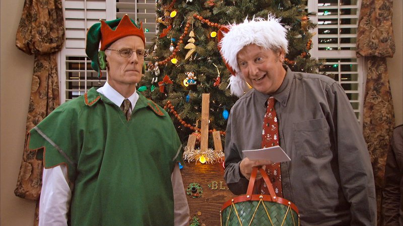 Die Nachbarn Stu Jones (Matt Frewer, li.) und Bob Wallace (Daniel Stern) liefern sich einen erbitterten Wettkampf um die schönste Weihnachtsdekoration ihrer Häuser. – Bild: RTL II