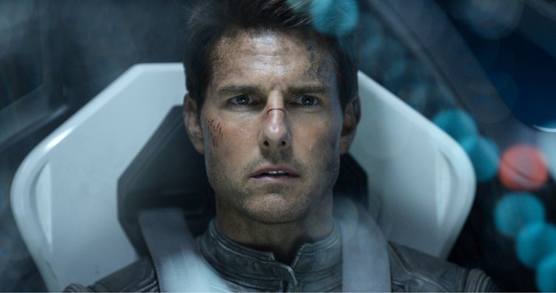 Nach und nach wird Jack (Tom Cruise) klar, dass nicht alles, was er zu wissen glaubte, der Wahrheit entspricht. – Bild: RTL /​ © 2012 Universal Stu